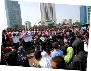 Ratusan umat Islam di Indonesia yang tergabung dalam Komunitas Kemanusiaan Peduli Rakyat Mesir menggelar aksi damai di Bundaran HI Jakarta, Kamis (15/8/2013). Aksi diikuti oleh MIUMI, IRSI, Dompet Dhuafa, Mukhsinin Centre, Punk Muslim, KISPA, Undergroundtauheed, dan ormas serta elemen masyarakat lainnya. Mereka berkumpul untuk menyatakan keprihatinan atas nama manusia dan atas nama sesama muslim. (ist)