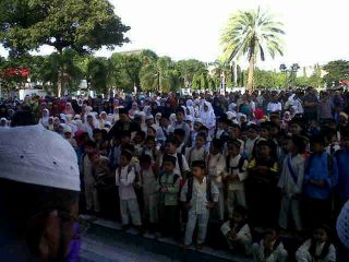 Ribuan masyarakat Aceh kembali lakukan aksi solidaritas Mesir dari Depan Masjid Raya Baiturrahman, Selasa 20/8/13); Foto: teuku zulkhairi