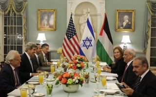 Menteri Luar Negeri AS John Kerry (kedua dari kiri) menyelenggarakan makan malam terbuka untuk Menteri Kehakiman Israel Tzipi Livni (ketiga dari kanan) dan Kepala negosiator Palestina Saeb Erekat (kedua dari kanan) di Departemen Luar Negeri di Washington, Senin (29/7) waktu setempat. (Reuters/Yuri Gripas)