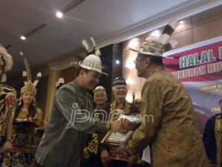 Menteri BUMN Dahlan Iskan menerima penghargaan dari masyarakat Dayak Rabu (21/8). FOTO: ist JPNN