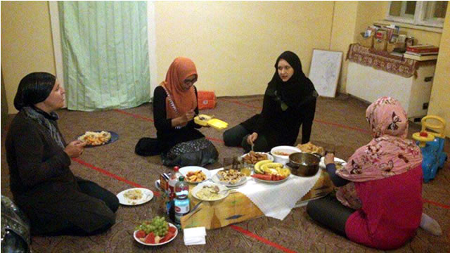 Ifthar pertama Ramadhan 1434 H, di ruangan sisters, Krakow. (Bidadari Azzam)