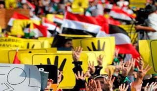 Demonstran dengan membawa simbol 4 jari untuk mengenang peserta aksi demonstrasi damai di lapangan Rab'ah Al-Adawiyah Mesir yang dibantai oleh militer dan polisi pemerintahan kudeta Mesir, Rabu (14/8/2013). Pada peristiwa tersebut ribuan orang syahid. Simbil ini diprakarsai oleh PM Turki Recep Tayip Erdogan. (worldbulletin.net)