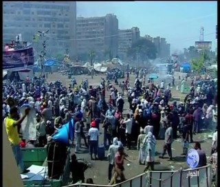Inilah gambaran momentum ketika demonstran ditembak sniper, pada saat demonstrasi di Rab'ah, Rabu (14/8/2013). Saat itu militer Mesir dari pemerintahan kudeta melakukan pembubaran paksa demonstrasi seraya melakukan pembantaian dengan senjata tajam, sementara demonstran tanpa senjata.  Courtesy: alhiwarchannel / YouTube)