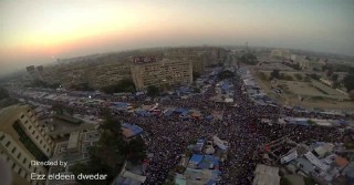 Jutaan rakyat Mesir membanjiri daerah Rab'ah berdemonstrasi menolak kudeta, 3 Agustus 2013. Hal ini dapat dilihat dari video yang direkam dari heli tanpa awak karya salah seorang demonstran, yang diunggah dalam akun Facebooknya. Video Courtesy: http://goo.gl/p3kijI