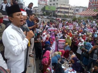Gubernur Sumatera Utara (Sumut) Gatot Pujo Nugroho dalam Demo Solidaritas Mesir di Medan (18/8/2103) (Foto: detik)