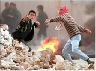 Para pemuda Palestina tak gentar hadapi Israel walau hanya bersenjatakan batu (intifadah)