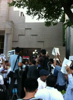 Aksi  unjuk rasa masyarakat Indonesia di Jepang, (18/8/13) (foto: Haryati.R)