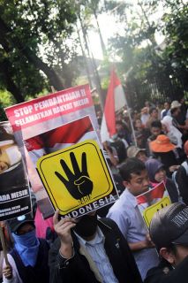 Komite Nasional untuk Kemanusiaan dan Demokrasi Mesir (KNKDM) bersama seluruh elemen masyarakat Indonesia menggelar aksi demonstrasi damai menentang kudeta militer dan tragedi berdarah di Mesir, Senin (19/8/2013) di Bundaran Hotel Indonesia Jakarta. (ist)