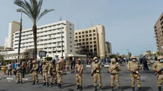 Militer blokir jalan di Kairo