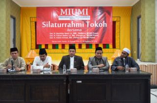 Dari kiri ke kanan : Tgk.Fakhruddin Lahmuddin (Moderator), Ust.Adnin Armas,                               Ust.Bachtiar Nasir, Ust.Fahmi Salim dan Ust M.Yusran HAdi (Ketua MIUMI Aceh)