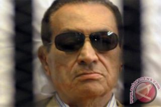 Mantan Presiden Mesir Hosni Mubarak duduk di balik terali besi dalam ruang sidang di Kairo, Mesir, dalam foto arsip bertanggal 2 Juni 2012 ini. (REUTERS/Stringer/Files)