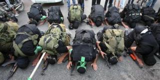 Ilustrasi – Pasukan Hamas sedang sujud. (inet)