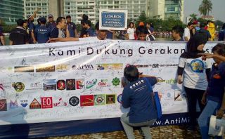 Pengumpulan tanda tangan dukungan pada deklarasi Gerakan Nasional Anti Miras di Bundaran HI, Minggu 1/9/13 (foto: tbn)