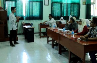 Salah seorang peserta Lomba Karya Tulis Islami dalam ajang “SMADA Muslim Competition (SMC) 2013” mempresentasi karya tulisnya di hadapan dewan juri dari Forum Aktif Menulis (FAM) Indonesia Cabang Surabaya di Classroom SMA Negeri 2 Surabaya. (foto: FAM)