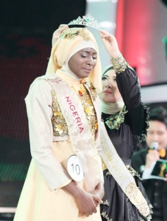 Obabiyi Aishah Ajibola dari Nigeria, dinobatkan sebagai pemenang World Muslimah 2013 di Balai Sarbini, Plaza Semanggi, Jakarta, Rabu (18/9/2013). 