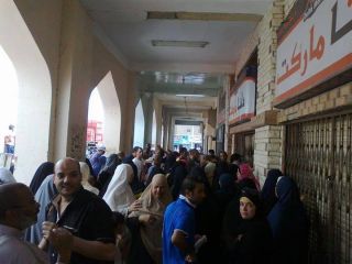 Antrean membeli sembako akibat krisis ekonomi di Mesir (egyptwindow)