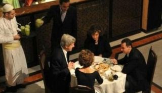 John Kerry dan Bashar al-Assad terlihat makan bersama. (foto: Dailymail)