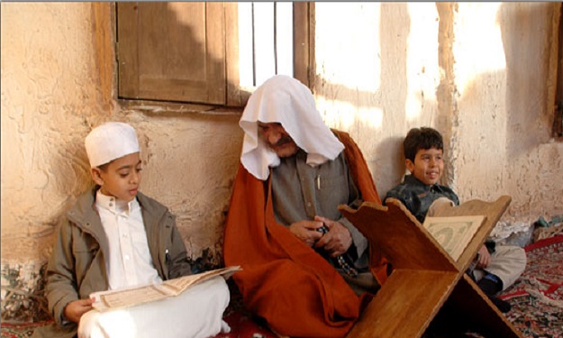 Seorang guru mengajari hafalan Al-Qur'an (ilustrasi/inet)