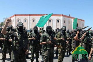 Militer Palestina yang tergabung dalam beberapa faksi perlawanan berkumpul dan melakukan aksi parade militer melawan penjajahan Israel di depan Rumah Sakit Indonesia (RSI) di Bayt Lahiya, sebelah utara Jalur Gaza, Jumat (6/9). (MINA/Hussain, Fikry)