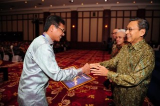 Gubernur Sumbar Irwan Prayitno Saat menerima penghargaan dari Waprres Budiono, bertempat di Gedung Dhanapala Kementerian Keuangan di Jakarta, (12/9).