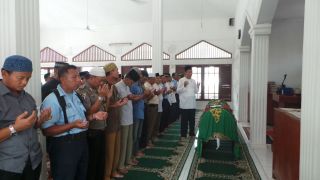 Achmad Ru'yat memimpin sholat jenazah Almarhumah Lurah Cilendek Barat
