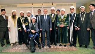Presiden Rusia Vladimir Putin (tengah) berfoto bersama ulama Rusia Mufti Ildus Faizov (duduk). REUTERS/Alexei Nikolskyi/Ria Novosti/Pool