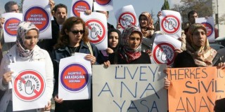 Sekelompok perempuan Turki berunjuk rasa di depan Mahkamah Konstitusi Turki menuntut hak mengenakan Jilbab
