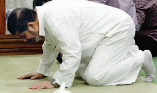 Presiden Mursi melaksanakan shalat di masjid (inet)