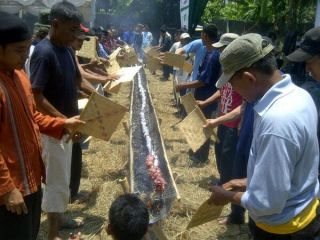 Rekor 10 meter sate klatak, dalam acara 'Nyate Bareng Wali dan THK Dompet Dhufa', di desa Jampang, Parung, Bogor (foto: DD