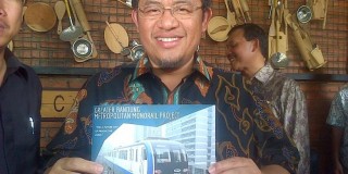 Gubernur Jawa Barat Ahmad Heryawan menunjukkan buku perencanaan Monorel Bandung Raya | KOMPAS.com/PUTRA PRIMA PERDANA 