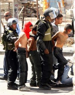 Tentara Zionis Menagkap Bocah Palestina dalam sebuah pengeledahan (inet)