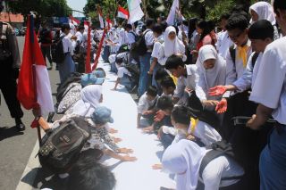 Cap tangan dilakukan pelajar sebagai bentuk komitmen untuk kebangkitan Indoneisa (foto: GANESA)