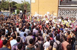 Mahasiswa Manshurah melakukan demonstrasi menentang kekejaman militer Senin kemarin (ikhwanonline)