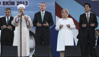PM Turi PM Jepang Shinjo Abe bersama PM Tukri Recep Tayip Erdogan, dan Presiden Turki Abdullah Gul mengikuti doa pada acara peresmian Proyek Marmara. Foto: reuters