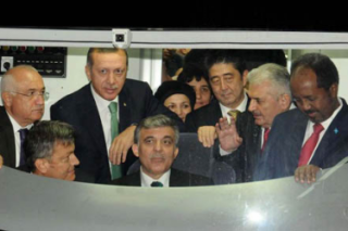 PM Turki Recep Tayip Erdogan bersama sejumlah pemimpin negara lain meninjau kereta bawah tanah yang baru diresmikan selasa, 29/10. . Foto: AFP