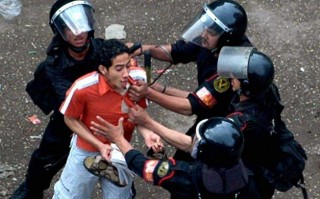 Salah seorang demonstran damai ditahan "milisi" militer kudeta Ahad (6/10) kemarin (fj-p)