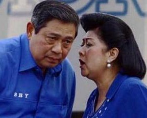 Presiden SBY dan Ibu Ani Yudhoyono (foto: Poskotanews.com)