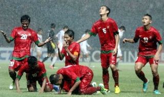Pesepakbola Indonesia Evan Dimas melakukan selebrasi usai mencetak gol ke gawang Korea Selatan dalam laga kualifikasi group G AFC U-19 di Gelora Bung Karno, Senayan, Jakarta, Sabtu (12/10/2013). (Yasin Habibi/Republika)