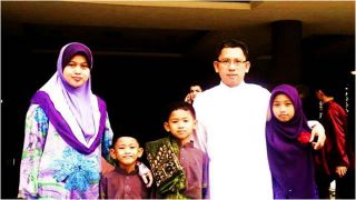 Dr. Fithriah Wardi bersama suami dan ketiga anaknya di Masjid Sultan Abdul Samad, KLIA Sepang, Malaysia. (Irhamni Rofiun)