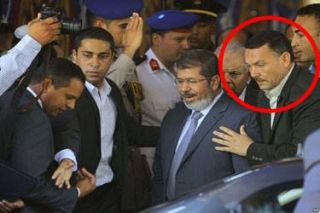 Presiden Mursi dan para pengawalnya (egyptwindow)