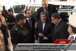 Presiden Mursi ketika sampai di tempat persidangan (islammemo)