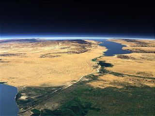 Terusan Suez yang menghubungkan antara Laut Tengah dan Laut Merah (inet)