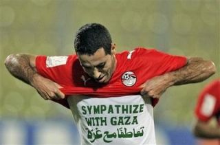 Abu Treka, idola sepak bola Mesir dan anggota Ikhwanul Muslimin, berselebrasi untuk Gaza (inet)