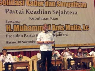 Presiden PKS, Anis Matta ketika berorasi pada acara konsolidasi kader di Batam, Ahad, 10/11/13 (Foto: pksnongsa.org)
