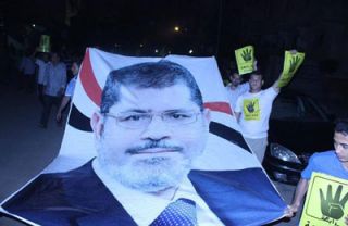 Demonstrasi menentang pengadilan Presiden Mursi (inet)