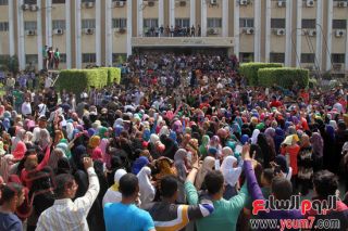 Mahasiswa Al-Azhar berdemonstrasi di salah satu fakultas (inet)