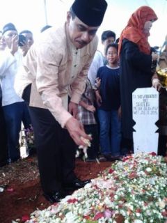 Kapolda Jabar, Irjen Pol Drs. Suhardi Alius, MH saat menaburkan bunga di makam Alm. H. Soewelo Djayadi bin Sholeh. Jum'at, 29/11 (foto: andan/dakwatuna)