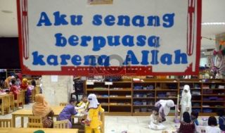 Kegiatan pesantren anak di Raudhatul Athfal Masjid Istiqlal, Jakarta, Kamis (25/7). (foto: Republika)