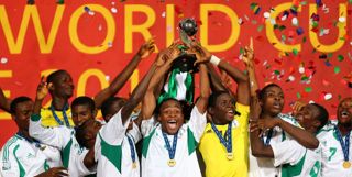 The Young Eagles Nigeria ketika mengangkat trofi Piala Dunia U-17.  (Foto:AFP)