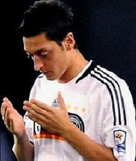 Mesut Ozil Berdoa sebelum bertanding